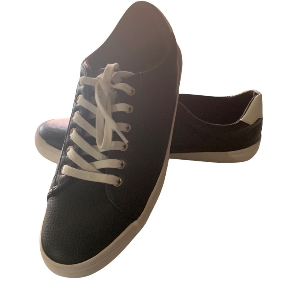 Black and white old navy shoes size 8 unisex